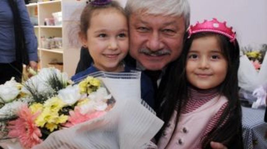 Akaydın&rsquo;a &Ouml;ğrencilerden Sevgi Seli