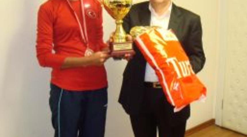 Başarılı Sporcuya &Ouml;d&uuml;l