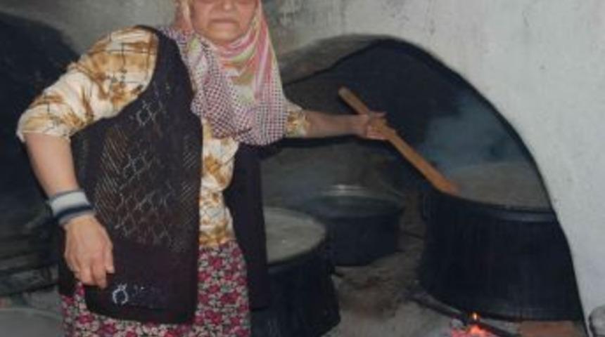 Simav&rsquo;da Hanımlardan Aşure Hayırı