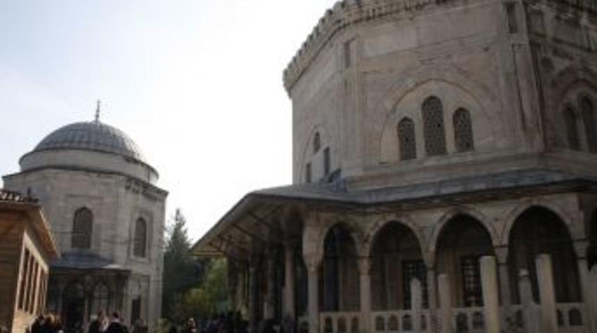 &lsquo;T&uuml;rbesine Gelen Kanuni&rsquo;ye Dua, H&uuml;rrem&rsquo;e Beddua Ediyor&rsquo;