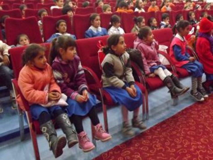 Kars'ta Çocuklar Tiyatro Oyunu Ile Hem Düşündü Hem Güldü