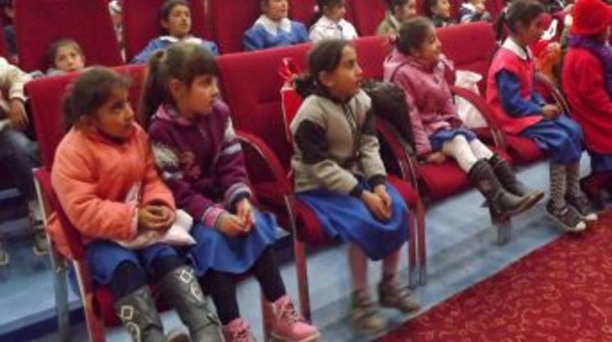 Kars'ta &Ccedil;ocuklar Tiyatro Oyunu Ile Hem D&uuml;ş&uuml;nd&uuml; Hem G&uuml;ld&uuml;
