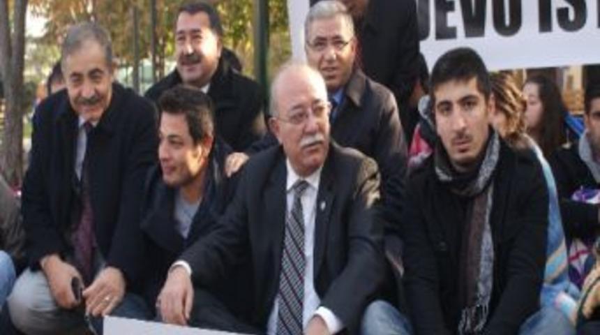 Ataması Yapılmayan &Ouml;ğretmenlerin Oturma Eylemine T&uuml;rk Eğitim-sen'den Destek