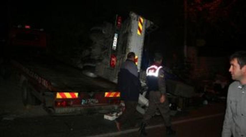 Viraja Hızlı Giren &Ccedil;ekicinin &Uuml;zerindeki Kamyonet Devrildi