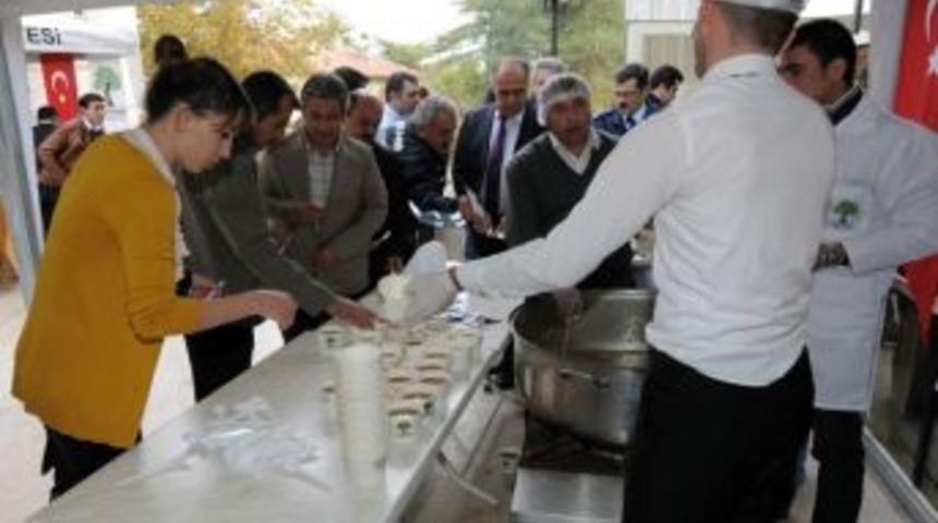 Şehitkamil Belediyesi Vatandaşlara Ve Personelllere Aşure İkram Etti