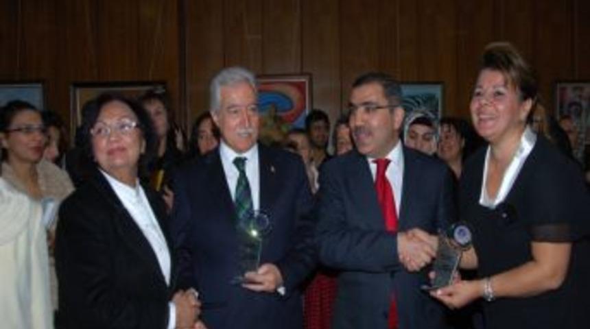 Aldırmaz Ve &Ccedil;elikcan 'kadın Dostu Başkan' Se&ccedil;ildi