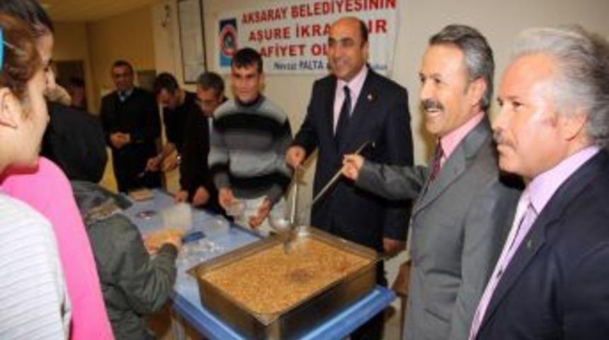 Başkan Nevzat Palta Ve Rekt&ouml;r Acar &Uuml;niversite &Ouml;ğrencilerine Aşure Dağıttı