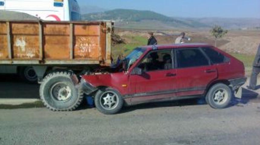 Otomobil Trakt&ouml;re &Ccedil;arptı, Iki Kişi Yaralandı