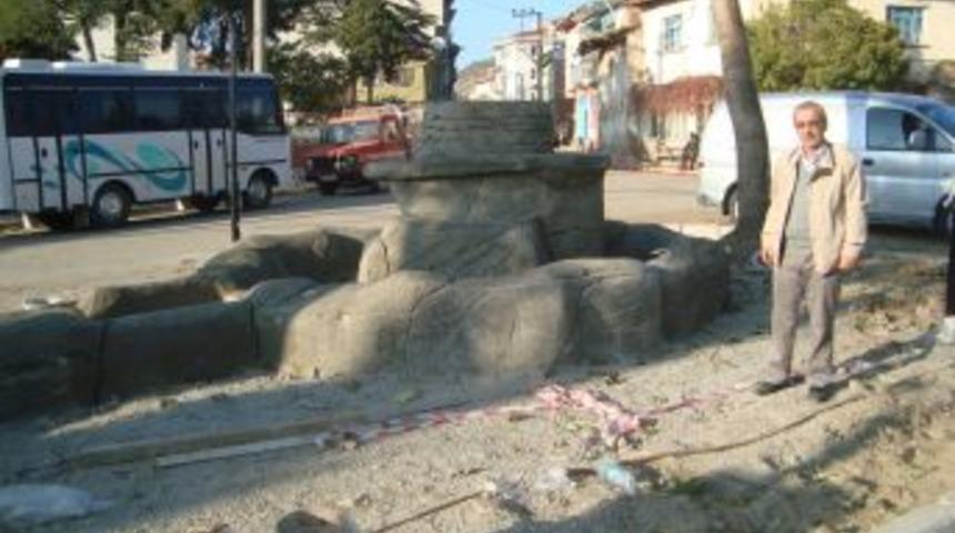 Naşa Beldesi Meydanına S&uuml;s Havuzu Yapılıyor