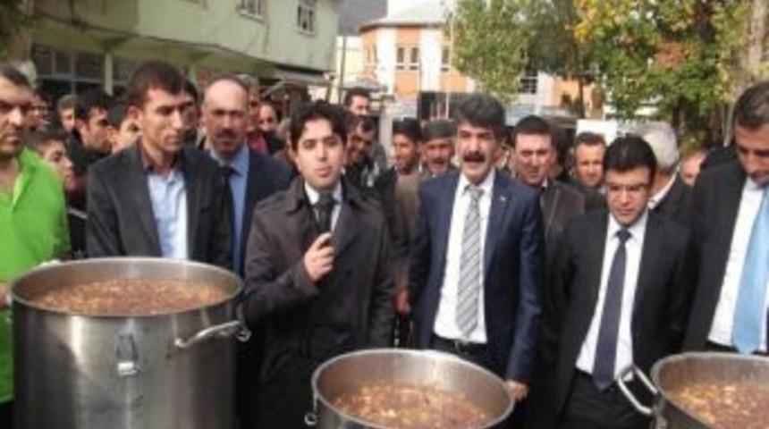 Sason &Ccedil;arşı Meydanı'nda Aşure Dağıtıldı