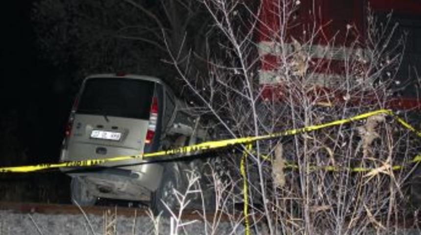 Tren, Otomobile &Ccedil;arptı: 1&ouml;l&uuml;, 3 Yaralı