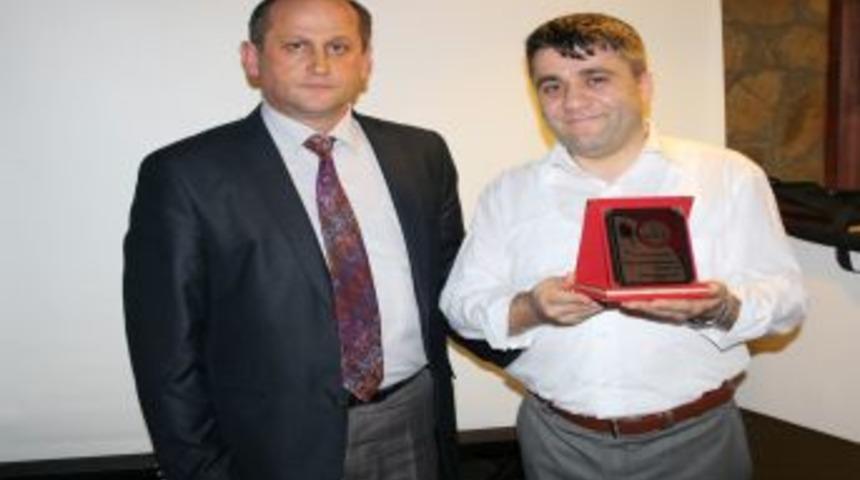 Yalık&ouml;y İlk&ouml;ğretim Okulu &Ouml;ğretmenlerine Plaket Verildi