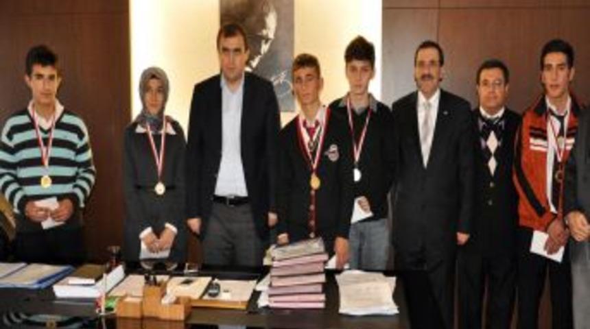 Kaymakam Bing&ouml;l, Satran&ccedil; Şampiyonlarını &Ouml;d&uuml;llendirdi