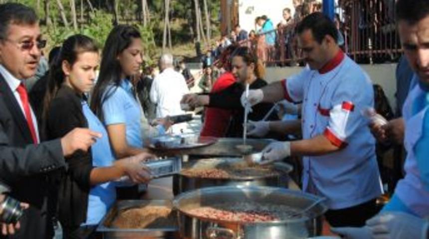 Şelale Lisesi &Ouml;ğretmenlerinden Aşure Ikramı