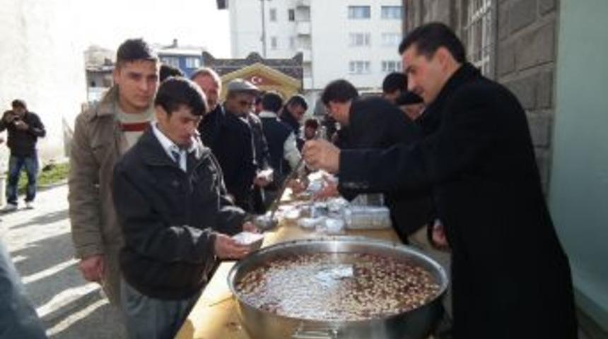 Sarıkamış'ta 2 Bin Kişiye Aşure Dağıtıldı