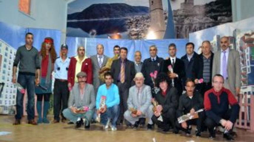 Tiyatrocu Mahkumlar, Moral Verdi