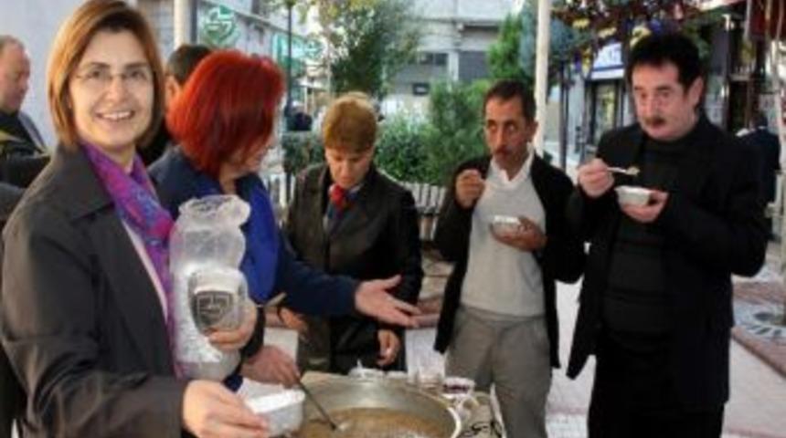 Trabzon Chp Kadın Kolları Aşure Dağıttı