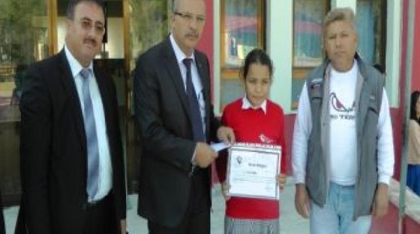 Fethiyeli &Ouml;ğrenciye &Ouml;d&uuml;l&uuml; Hayr&uuml;nisa G&uuml;l'den