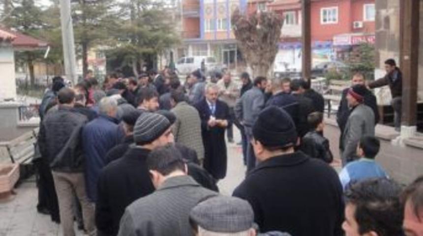 Bolvadin İhsaniye Cami&rsquo;nde Aşure Dağıtımı Ger&ccedil;ekleştirildi