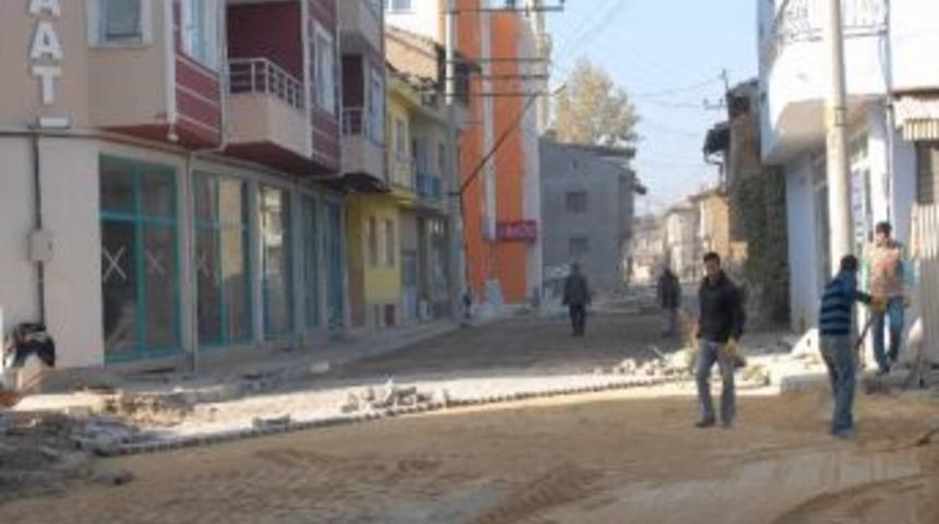 Bolvadin'de Yol Yapım &Ccedil;alışmaları Devam Ediyor