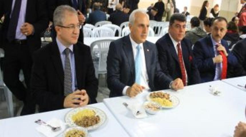 Cemevinde Aşure Yiyen Vali Mutlu'dan Birlik Mesajı