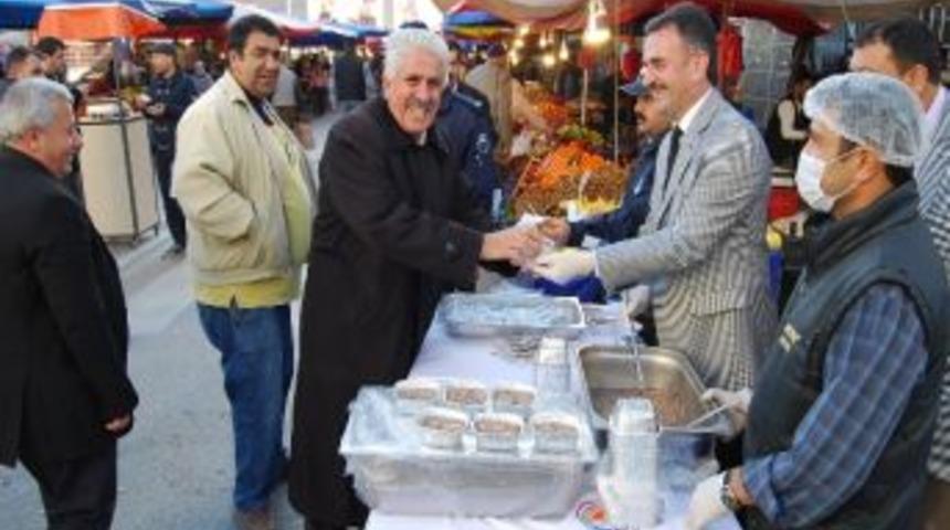 Yılmaz Aşure Dağıttı