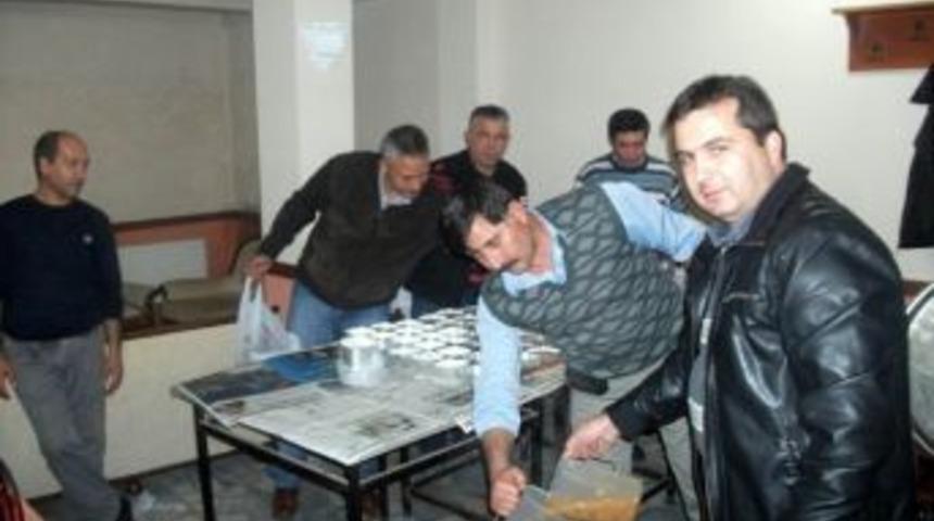 Edremit&rsquo;te Avcılar Aşure Dağıttı