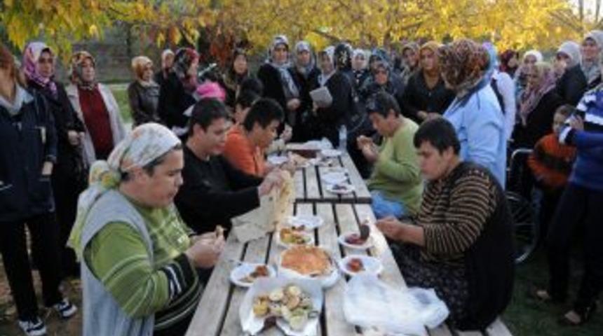Kursiyerler, G&uuml;&ccedil;s&uuml;zler Yurdu Sakinlerine Moral Oldu
