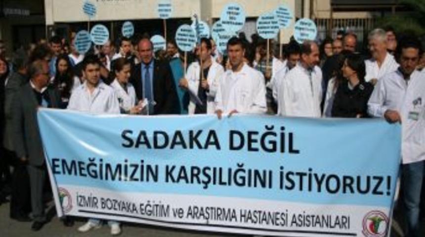 Asistan Doktorlar &Ccedil;alışma Şartlarını Protesto Etti