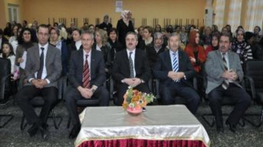 Başarılı Kursiyerlerine Belgeleri Veridi