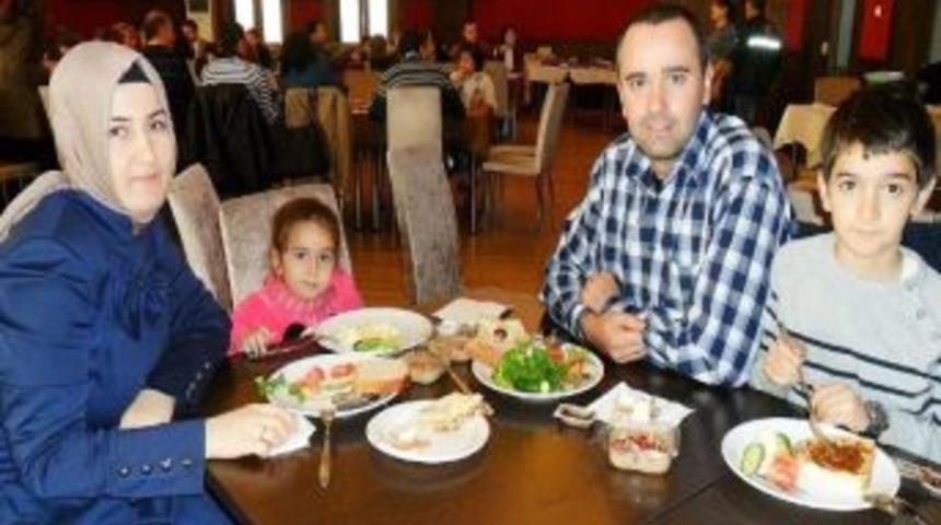 Menderes Anadolu Lisesi &Ouml;ğrencilerinden &Ouml;ğretmenlerine Hediye