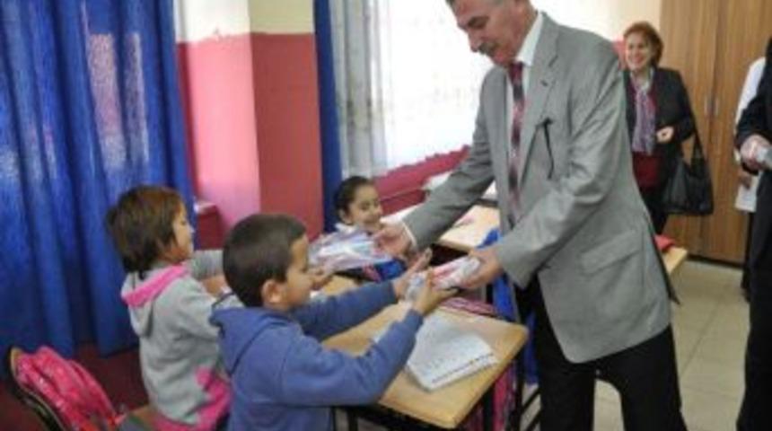 Başkan &Ccedil;ağlayan&rsquo;dan Minik &Ouml;ğrencilere Diş Fırcası Ve Diş Macunu