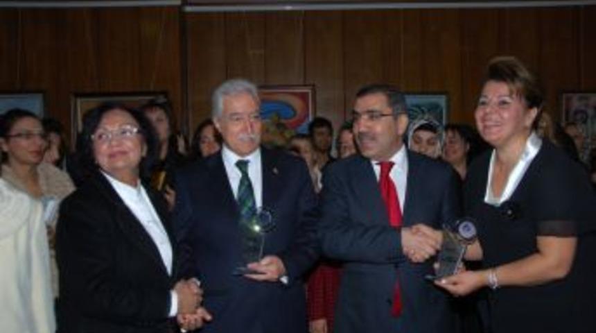 Kadın Meclisi'nden Aldırmaz'a plaket