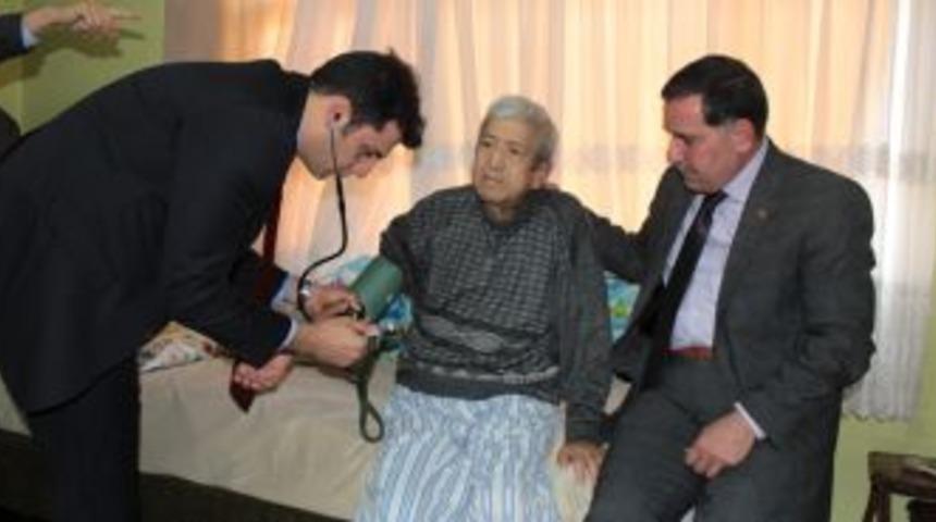 Sarı&ccedil;am, yaşlıların da elinden tutuyor