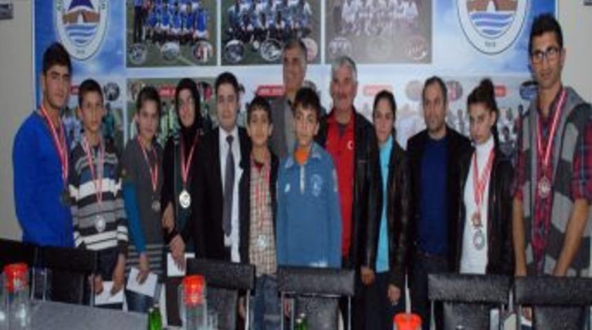 Başkan B&uuml;y&uuml;kaslan, Başarılı Sporculara Sahip &Ccedil;ıktı