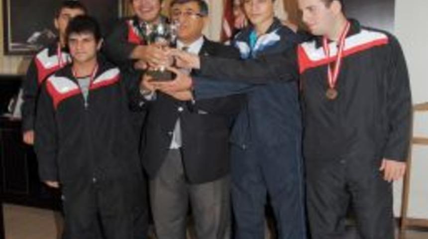 Engelli Sporcular, Kupa Sevincini Kaymakam Bulgurlu Ile Paylaştı