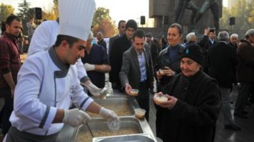 Ankara B&uuml;y&uuml;kşehir Ve Gazi &Uuml;niversitesi, Kızılay'da Aşure Dağıttı