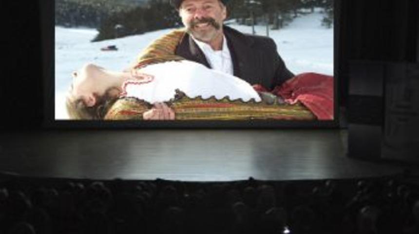 Kadına Y&ouml;nelik Şiddeti Anlatan 'Ateşin D&uuml;şt&uuml;ğ&uuml; Yer' Filmi G&ouml;sterildi