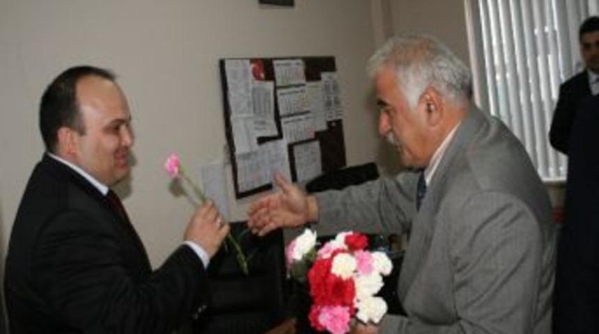 Mhp Devrekli &Ouml;ğretmenelere Karanfil Dağıttı