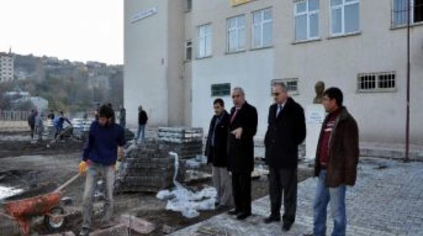 Suşehri Belediyesinin Okullardaki &Ccedil;evre D&uuml;zenleme &Ccedil;alışmaları