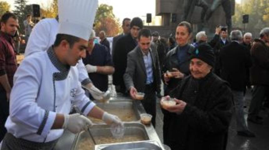 Ankara&rsquo;da 5 Bin Kişiye Aşure Dağıtıldı