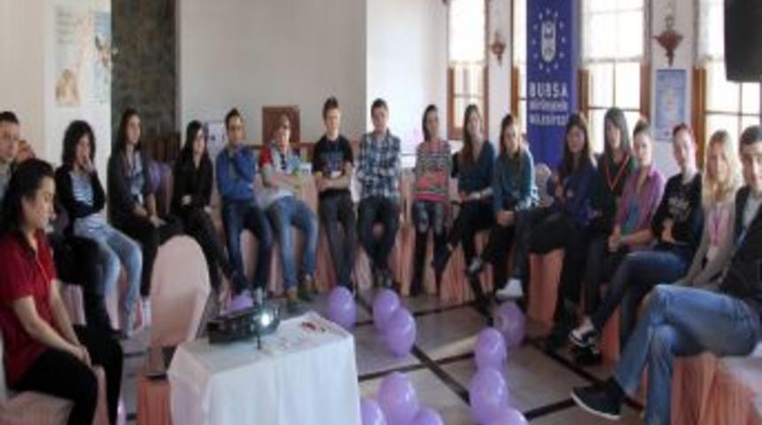 6 &Uuml;lkeden 30 Gen&ccedil;, Sosyal Medyayı Tartışıyor