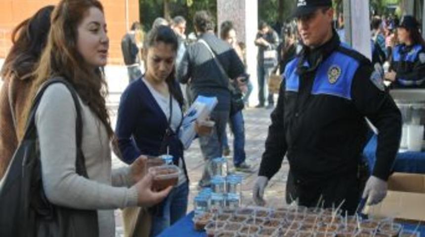 Polis, Üniversite Öğrencilerine Aşure Dağıttı