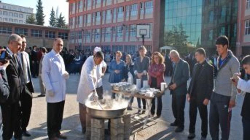 Gaziantep Lisesi Iki Bin Kişiye Aşure Dağıttı