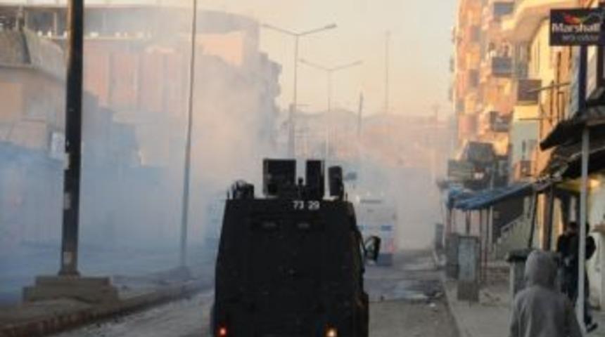 Cizre'de İzinsiz G&ouml;steriye Polis M&uuml;dahale Etti