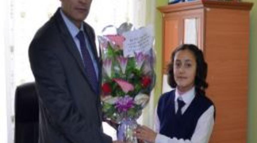 Sarıkayalı &Ouml;ğrenciler Biriktirdikleri Har&ccedil;lıklarıyla &Ouml;ğretmenlerine Hediye Aldı