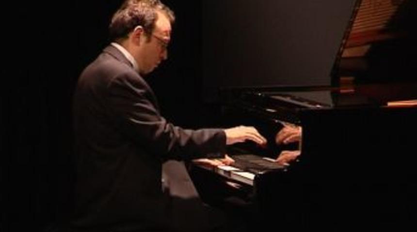 D&uuml;nyaca &Uuml;nl&uuml; Piyanist Şevki Karayel, Beyoğlu&rsquo;nda Konser Verdi