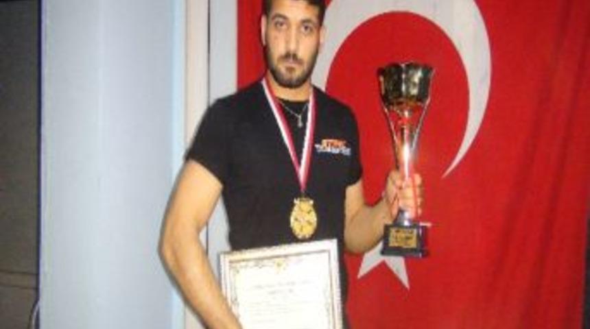 Diz&uuml;st&uuml; Bilgisayarını Sattı, D&uuml;nya Şampiyonu Oldu