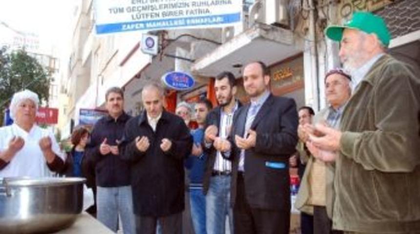 Salihli'de Mahalle Esnafı Aşure Dağıttı