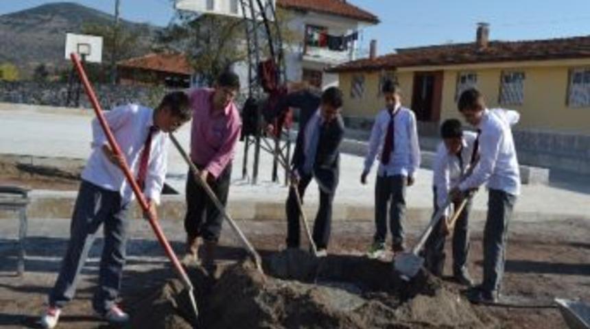 &Ccedil;evre D&uuml;zenlemesi İle Okulun &Ccedil;ehresi Değişiyor